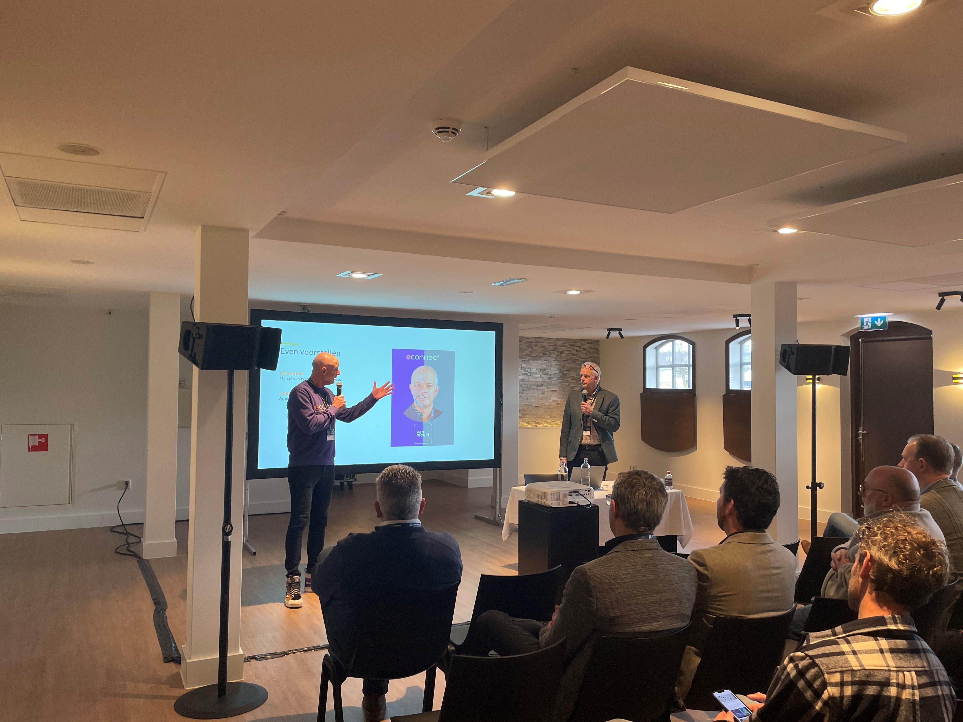 media/foto-s/econnect%20en%20vanmeijel%20op%20het%20ketenstandaarcongres.jpg?width=480&format=webp&height=480&rmode=PAD